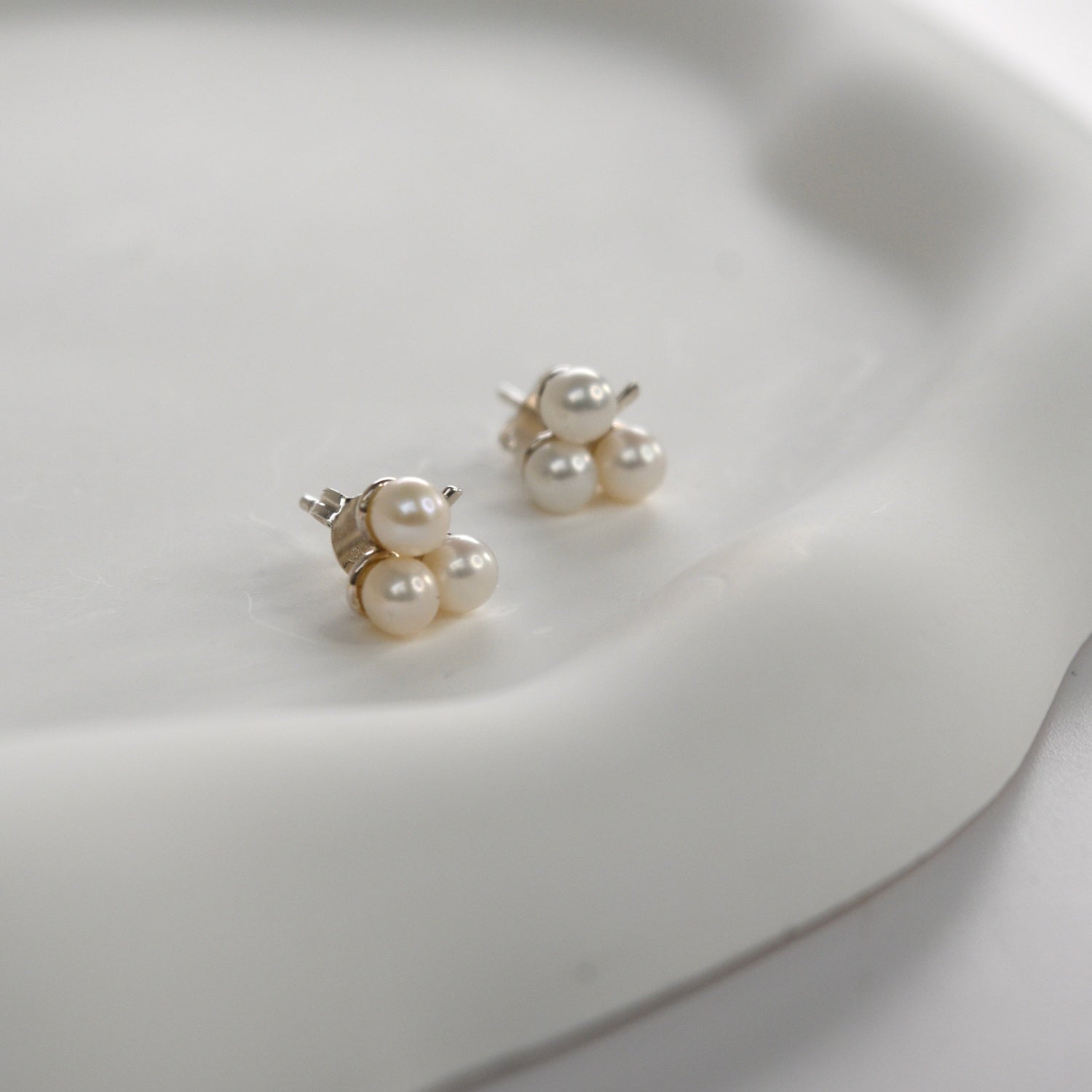 Silver clover pearl studs