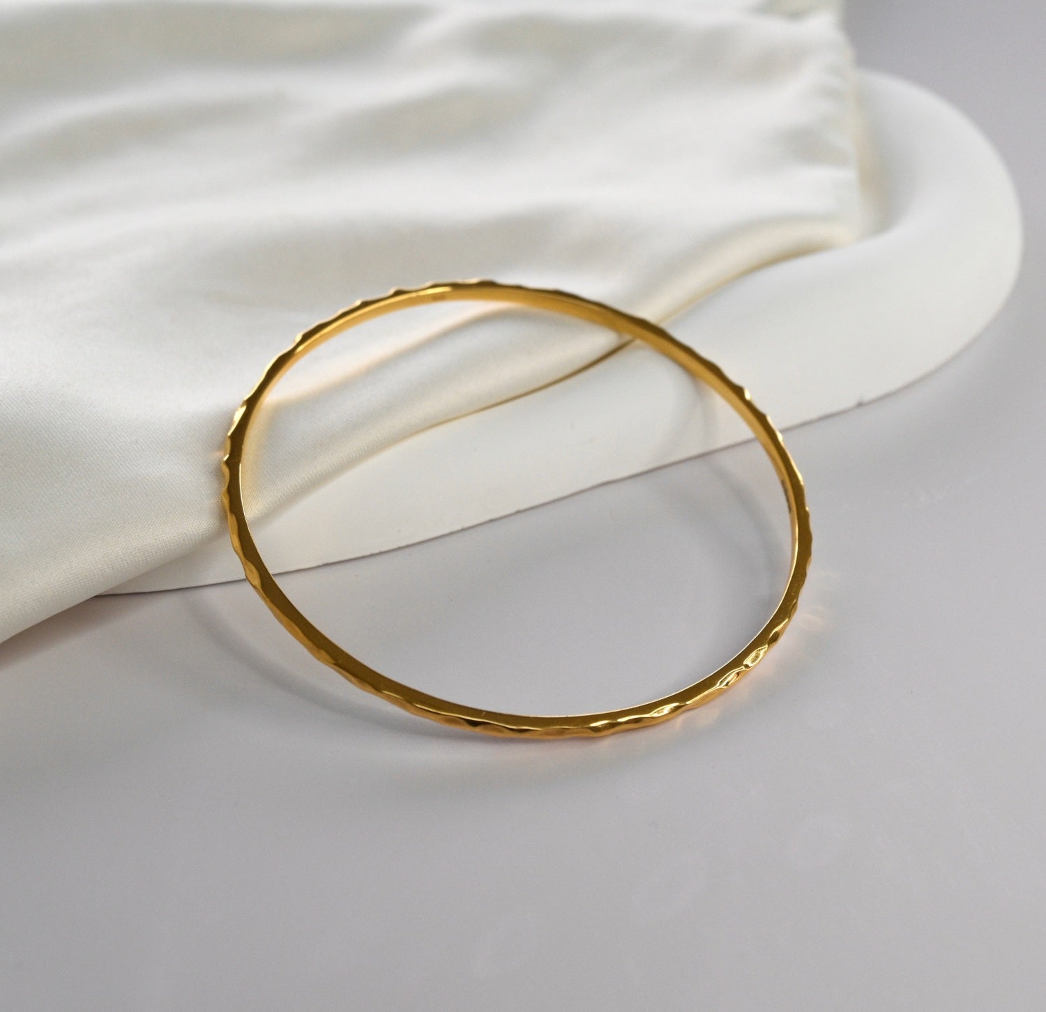 Gold hammered bangle Livetta