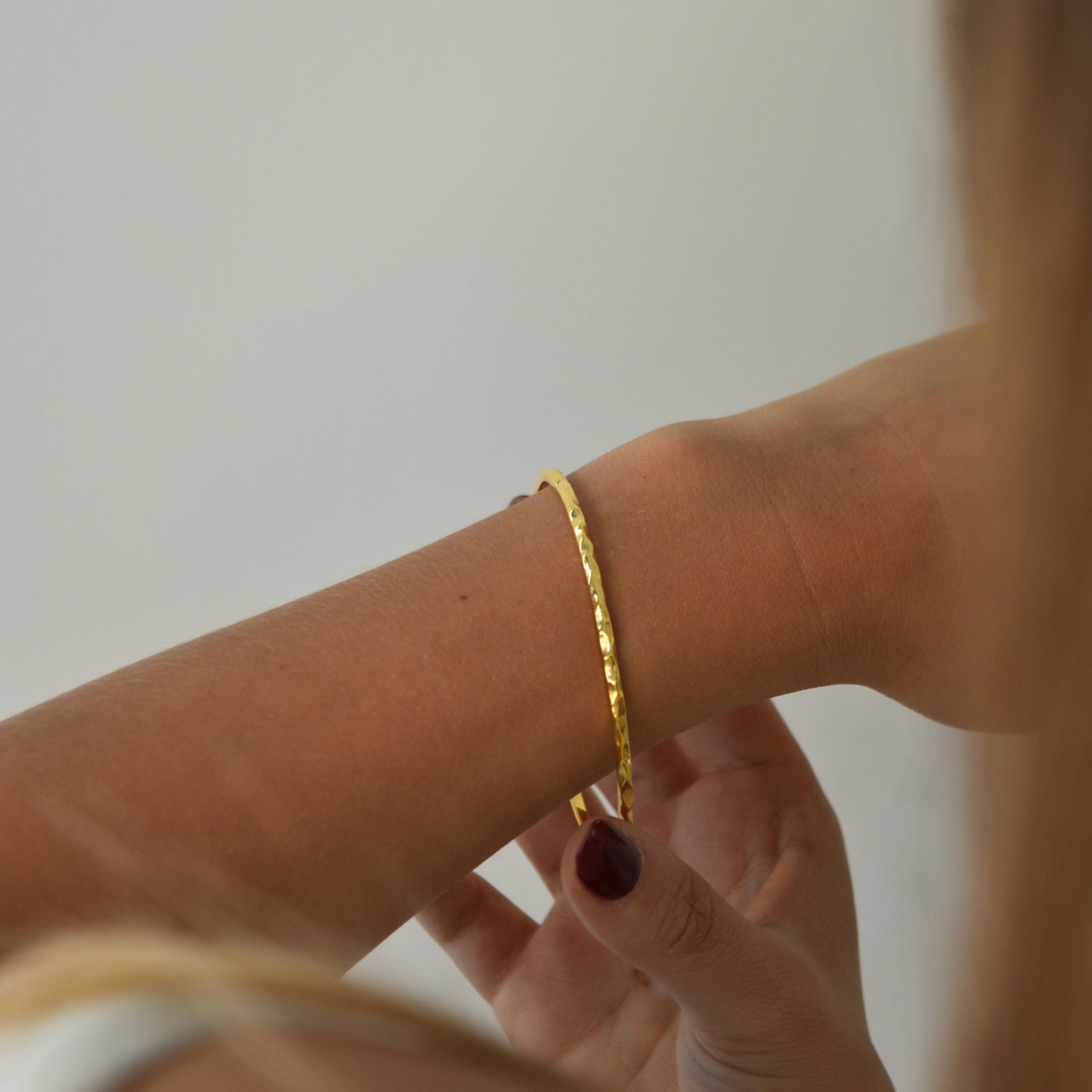 Gold hammered bangle Livetta
