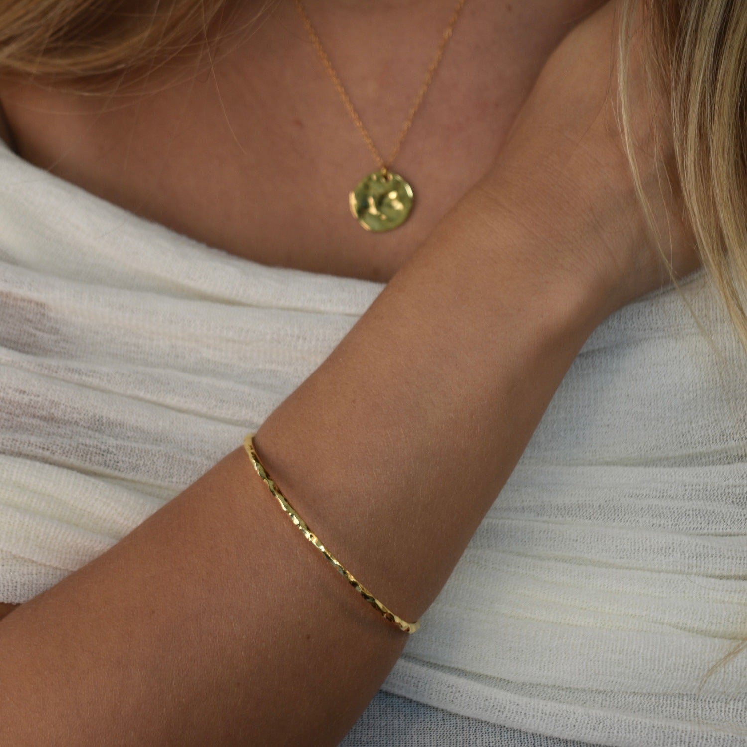 Gold hammered bangle Livetta