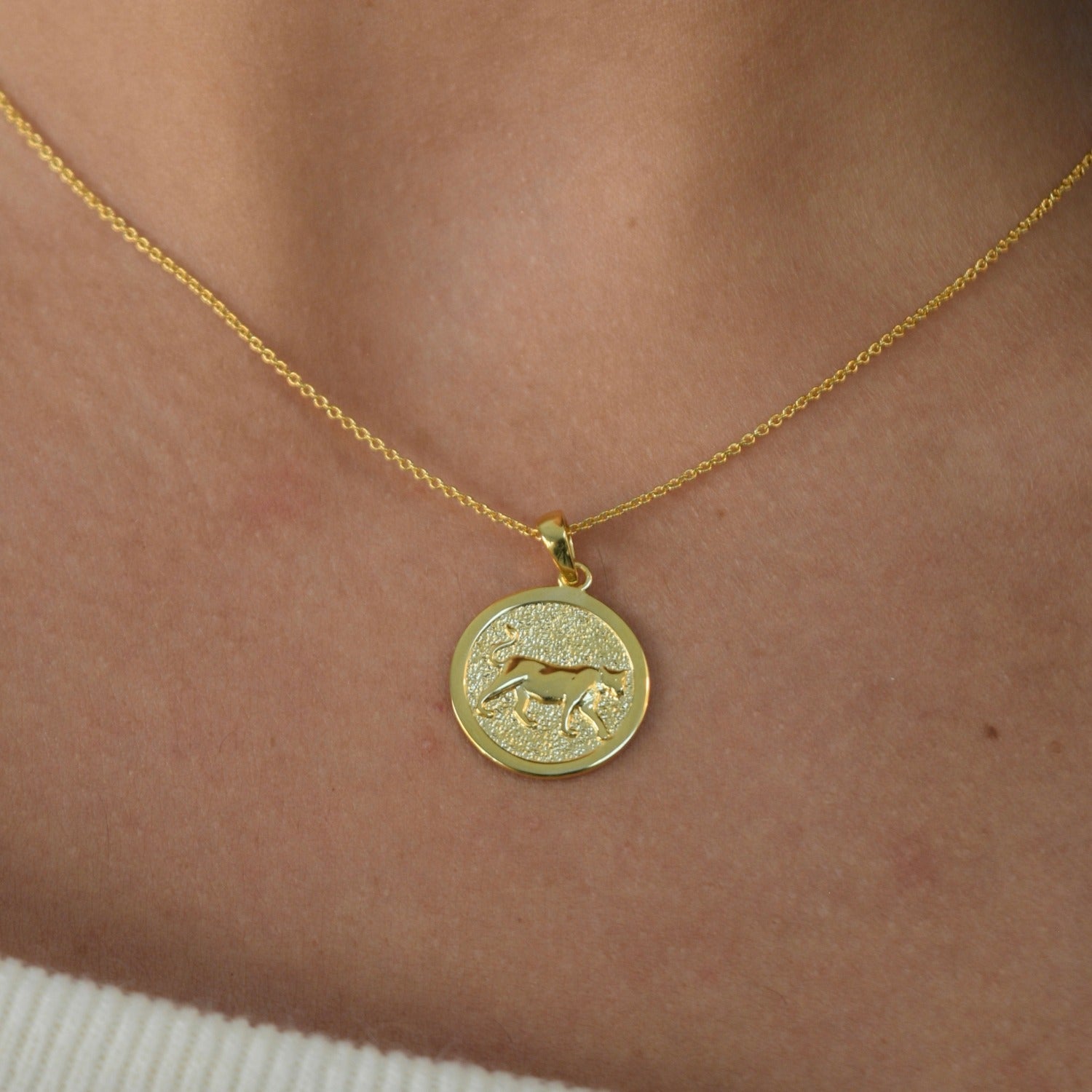 Gold lioness pendant Livetta