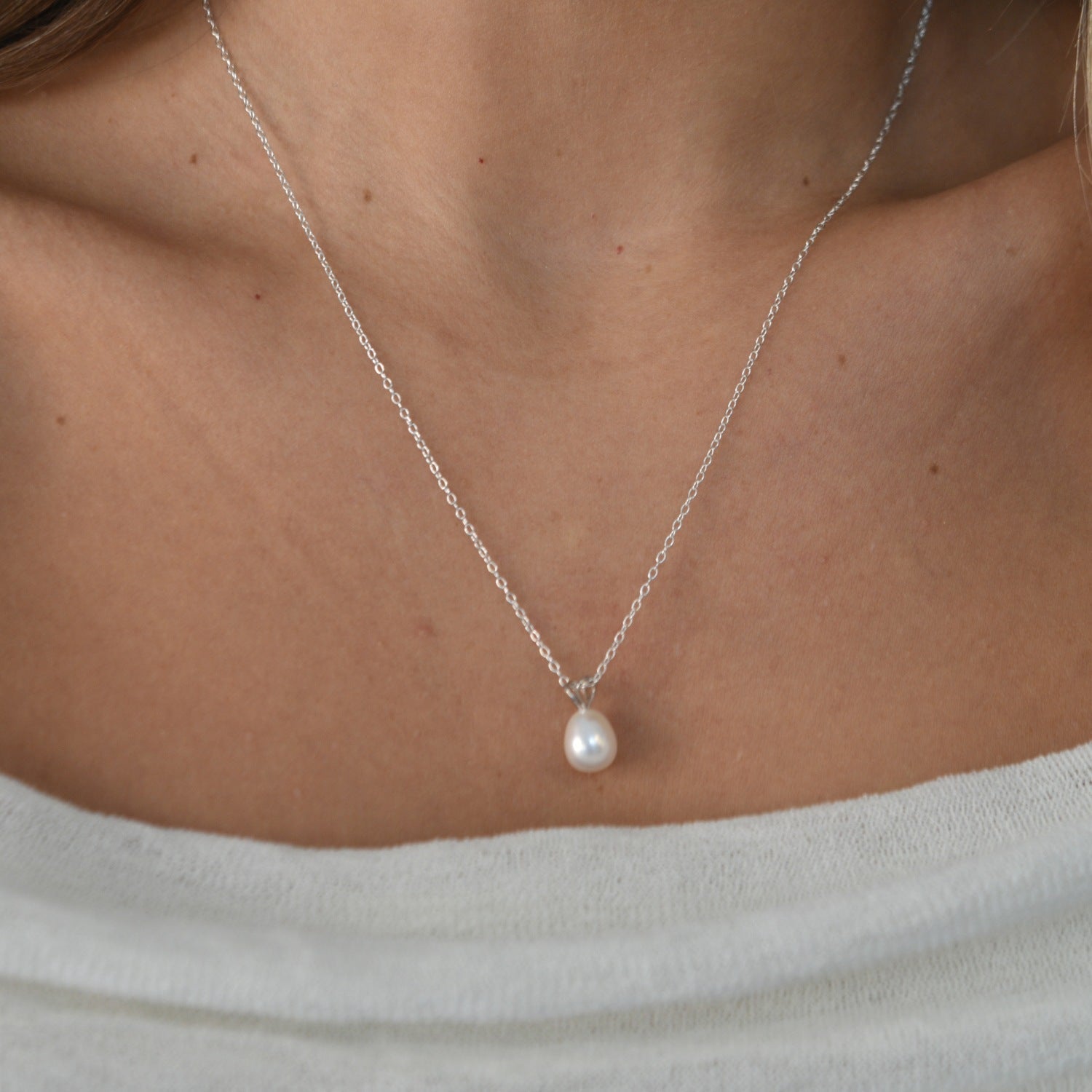 White Gold Drop Pearl Necklace - Livetta - 