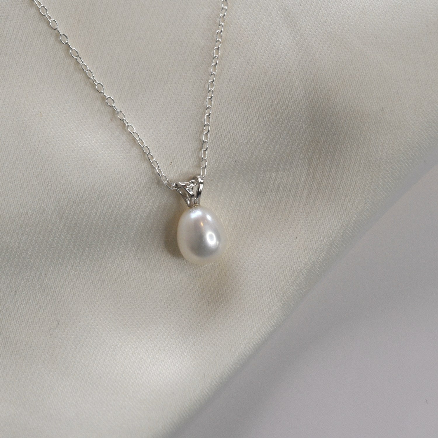 White Gold Drop Pearl Necklace - Livetta - 